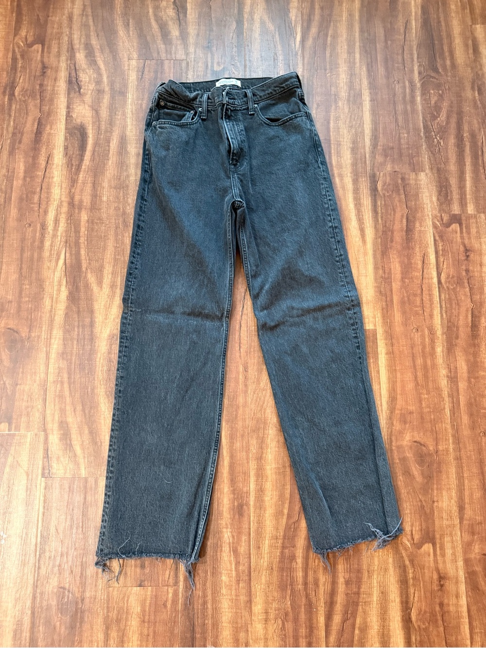 Abercrombie 90s Relaxed High Rise Jeans Black Raw Hem Size 28